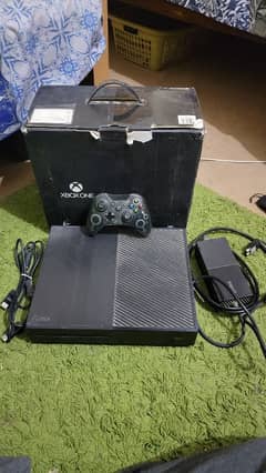 Xbox one 1tb with one controller and free gta v CD