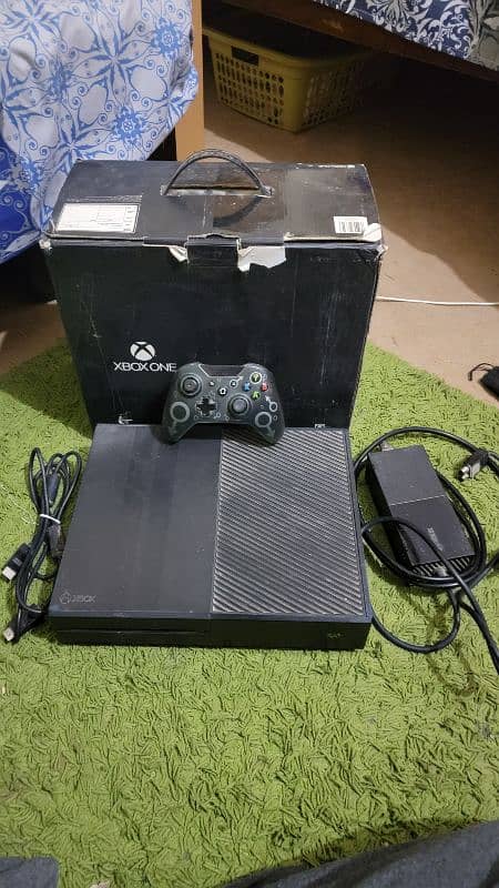 Xbox one 1tb with one controller and free gta v CD 0