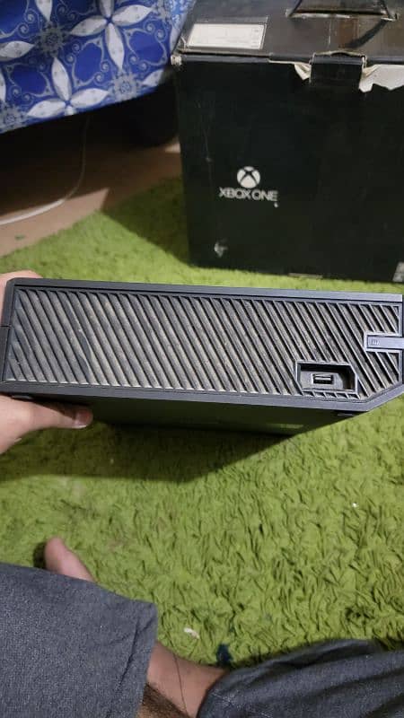 Xbox one 1tb with one controller and free gta v CD 6