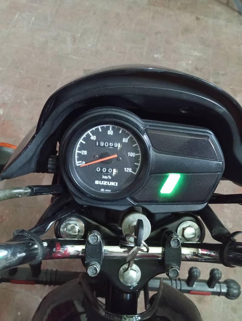 10 by 10 Suzuki maintain new tyre only one month use 1