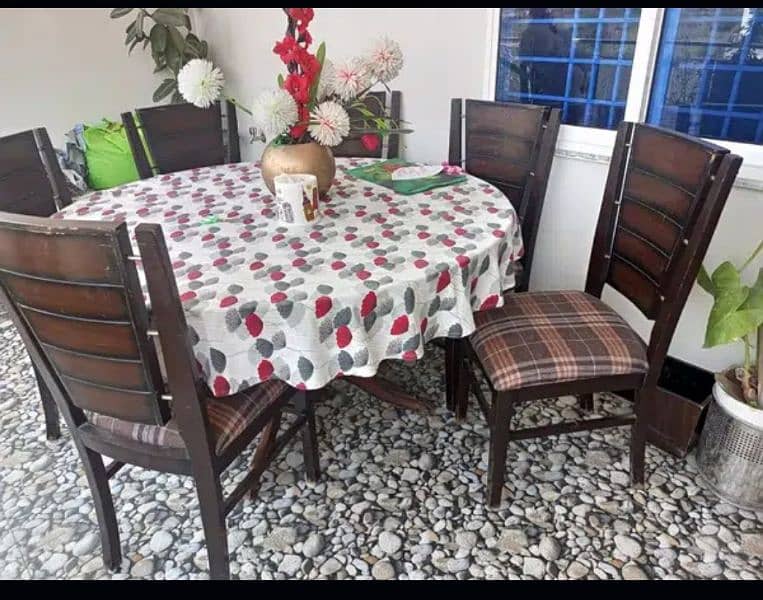 Round Dining table with chairs 1