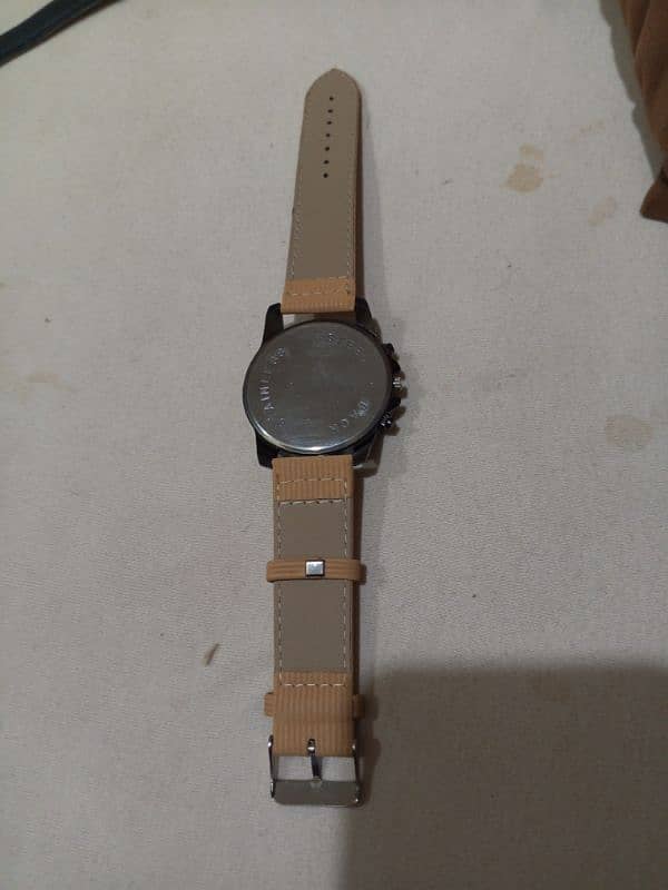 I m selling watch in new condition 3