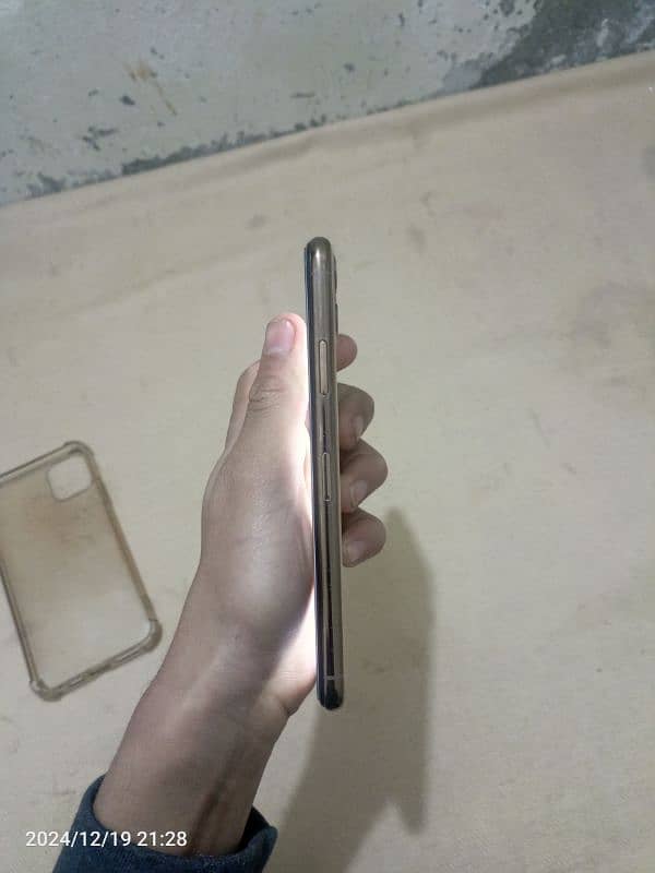 iPhone 11 pro max 256gb not pta 3