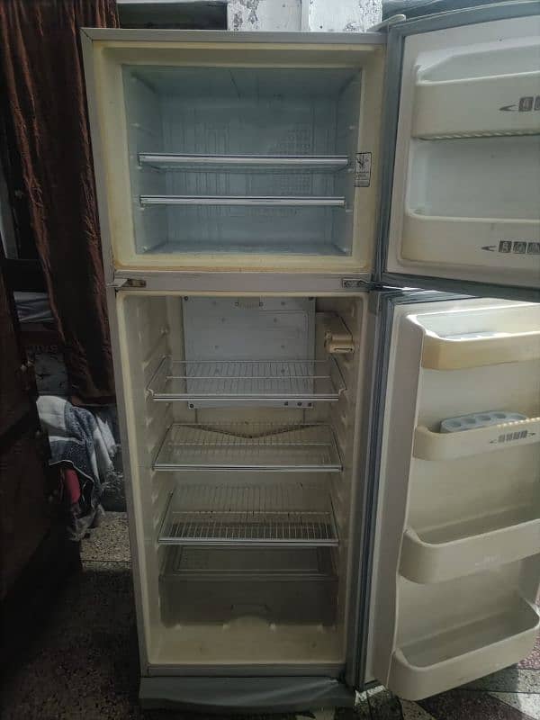 Dawlance fridge argent sale medium size 2