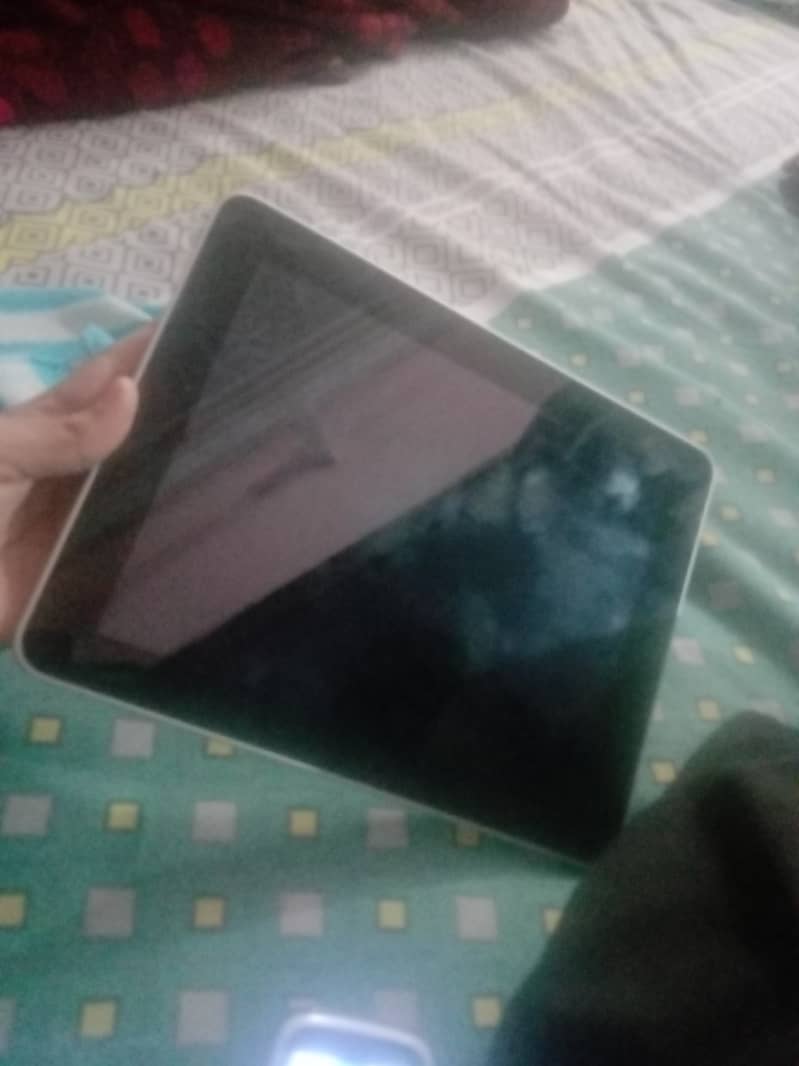 This ipad has no cemera and box but it was good for all 0