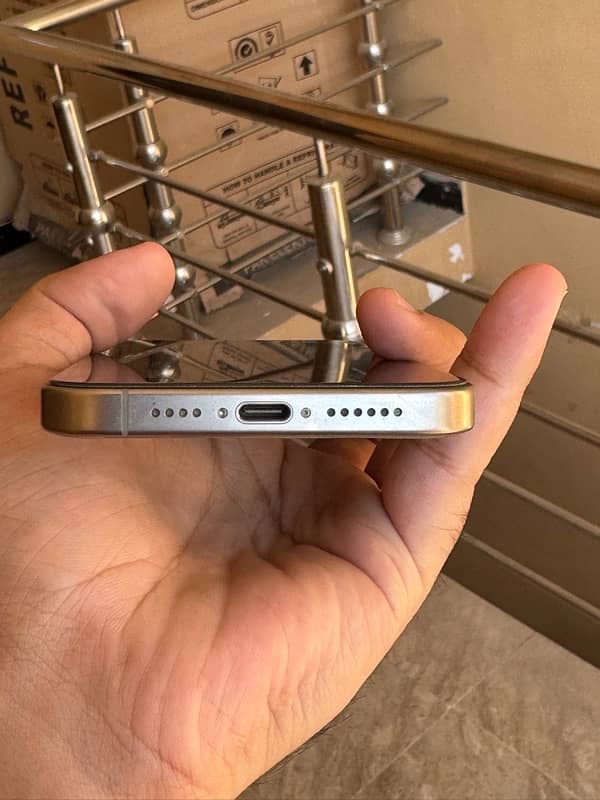 iPhone 15 Pro Max Natural Titanium 4