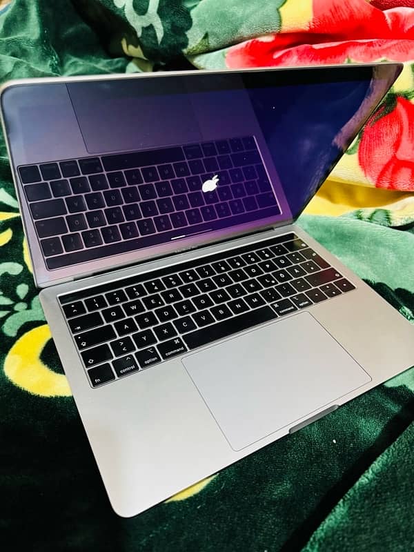 MacBook pro 2019 with Touch bar 8