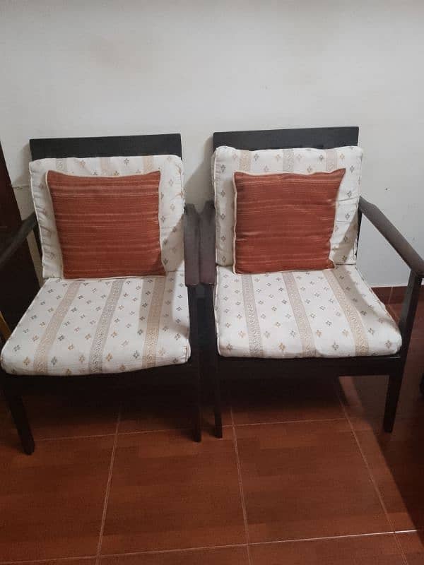 2 set of chairs for sale with chusions 0