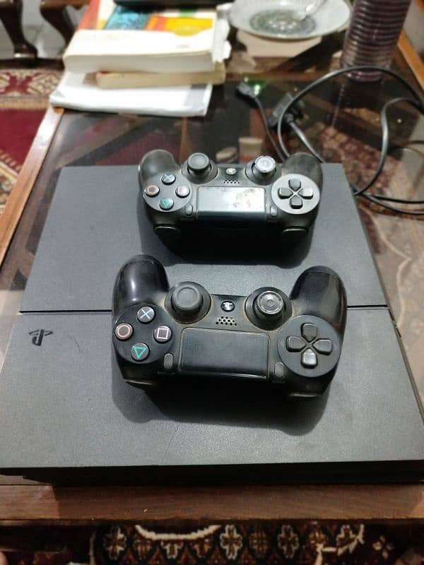 PS4 fat with two controllers 0