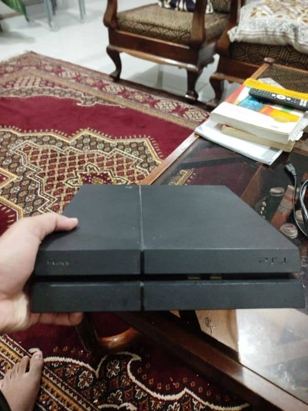 PS4 fat with two controllers 4