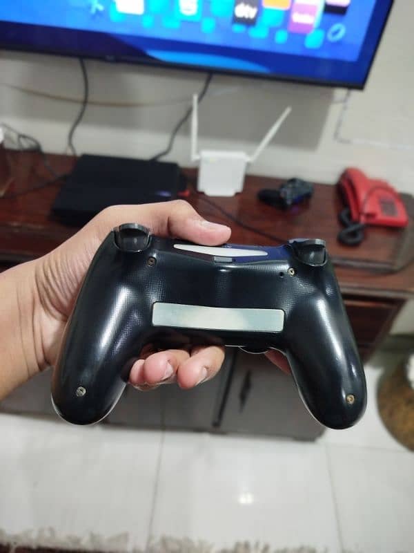 PS4 fat with two controllers 6