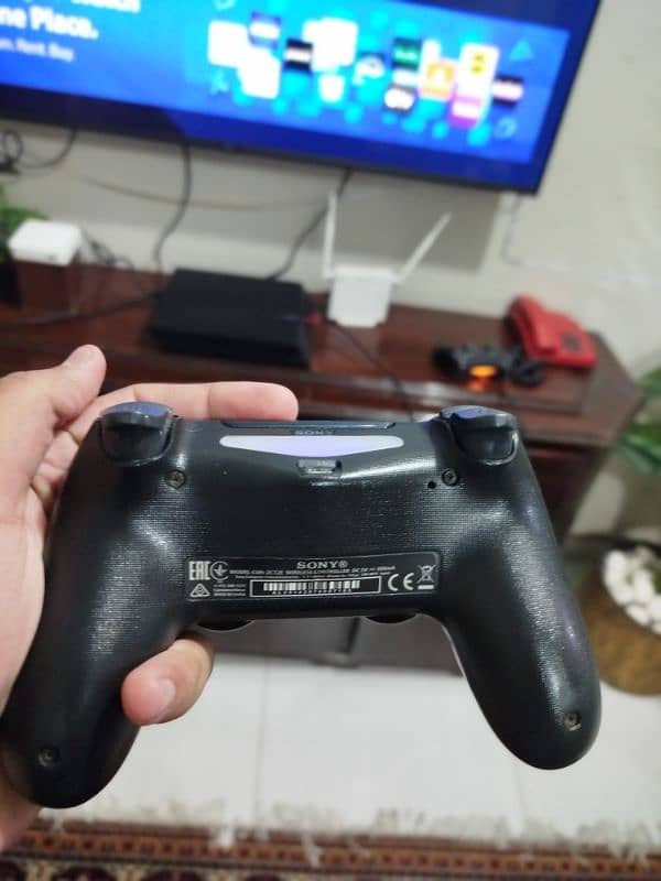 PS4 fat with two controllers 7