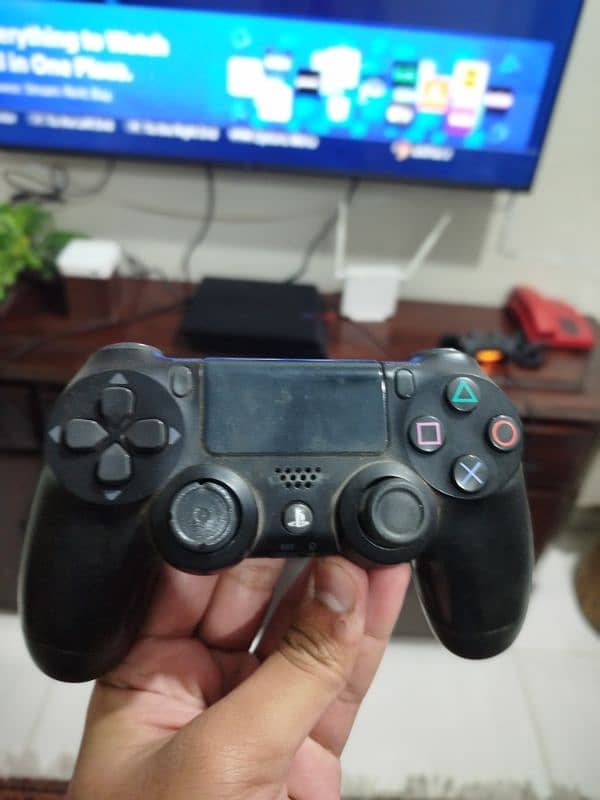 PS4 fat with two controllers 8