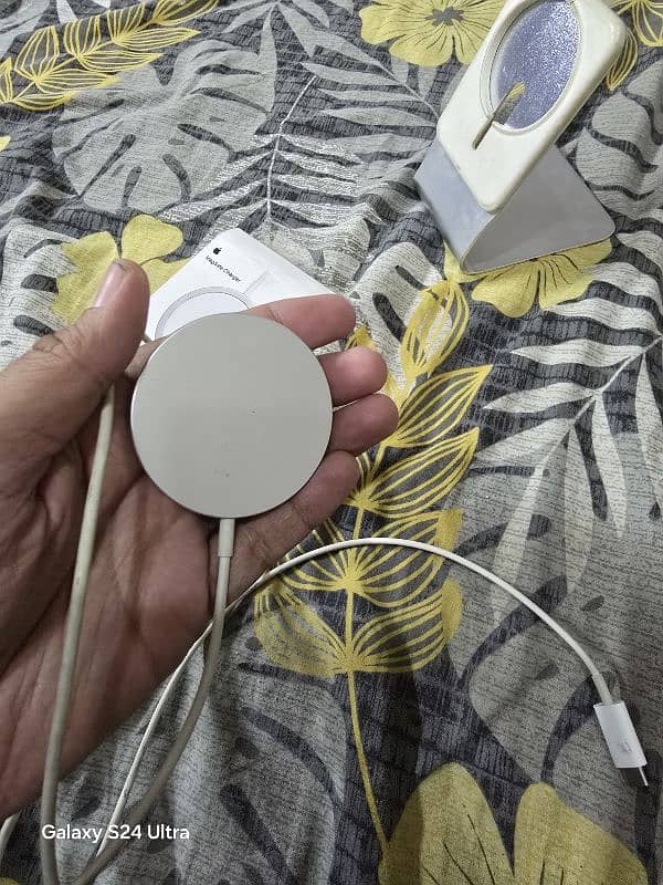 Apple Magsafe Charger with Stand 2