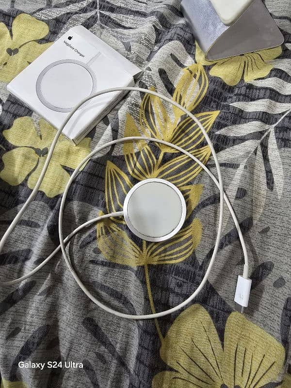 Apple Magsafe Charger with Stand 3