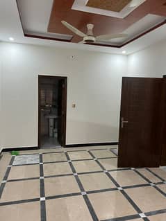 Portion for rent location Jan colony 3bed tv lounge drawing room kichan 3bath Pani bijli gass sab available car porch sepce available