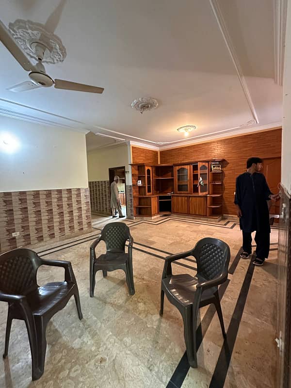 Vip portion for rent location moiz stret 3bed tv lounge drawing room dayning room kichan 4bath 10marla loun bijli gass miter seprat tanks seprat Pani bijli gass sab available 3