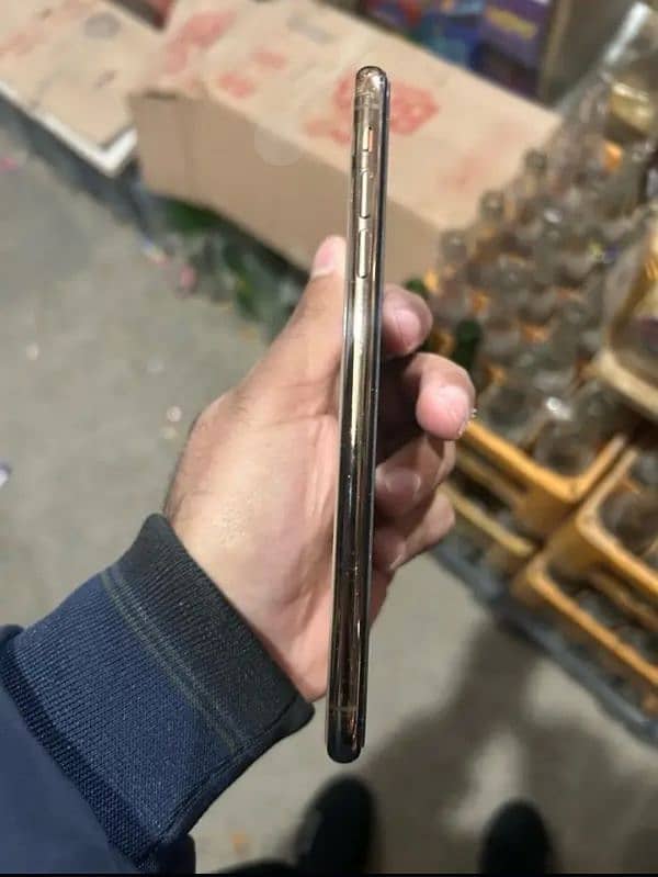 Urgent for sale Iphone XS max 3