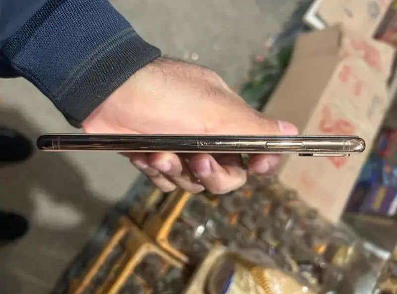 Urgent for sale Iphone XS max 6