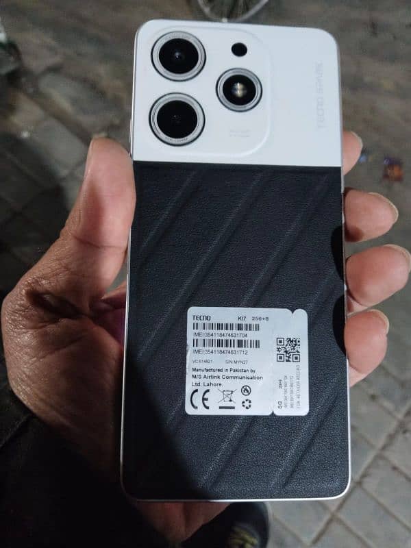 assalamualaikum tecno spark 10 pro 8.256 gb with box andcharger all ok 0