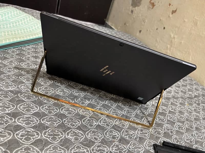 HP Spectre X2 Detachable i5 7th special edition read add 7