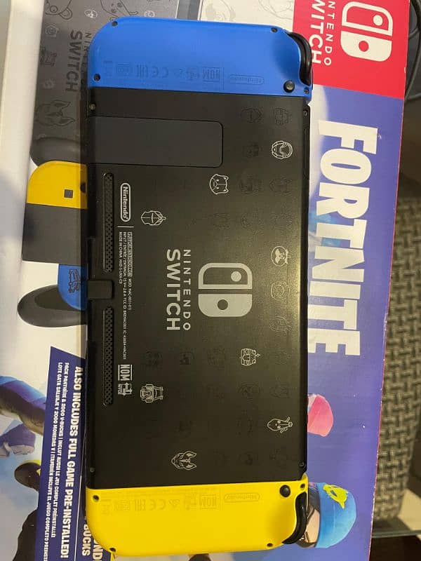 Nintendo Switch Fortnite Edition 1