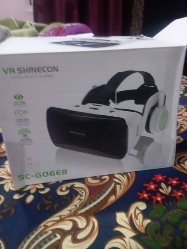 vr box with headphone and remote 2