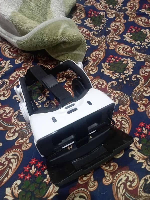 vr box with headphone and remote 3