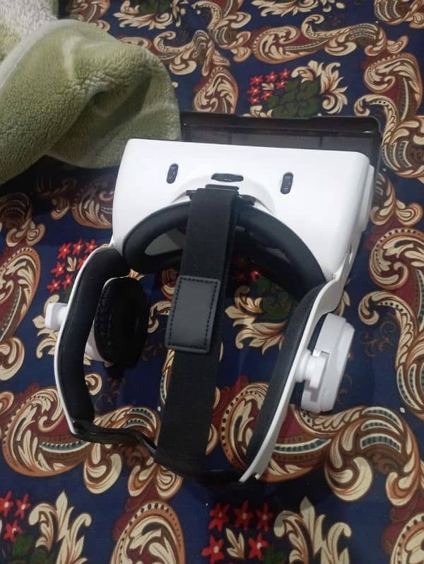 vr box with headphone and remote 4