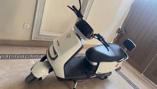 Metro electric scooty E8s