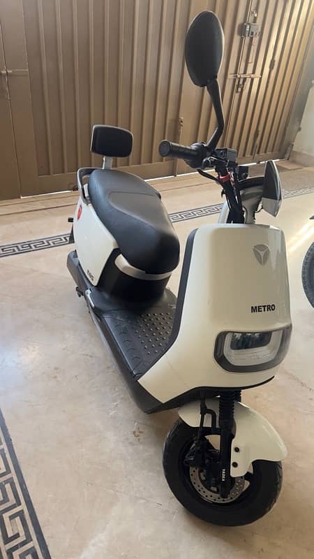 Metro electric scooty E8s 2