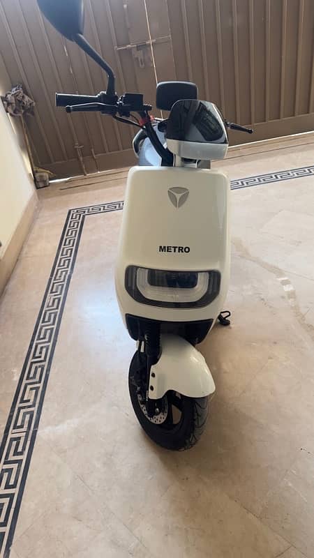 Metro electric scooty E8s 3