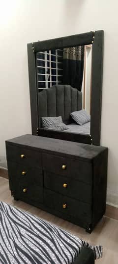 Bed set with dressing table for sale