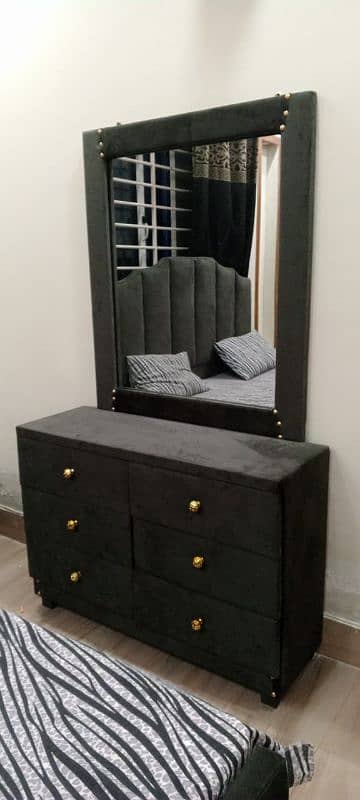 Bed set with dressing table for sale 0