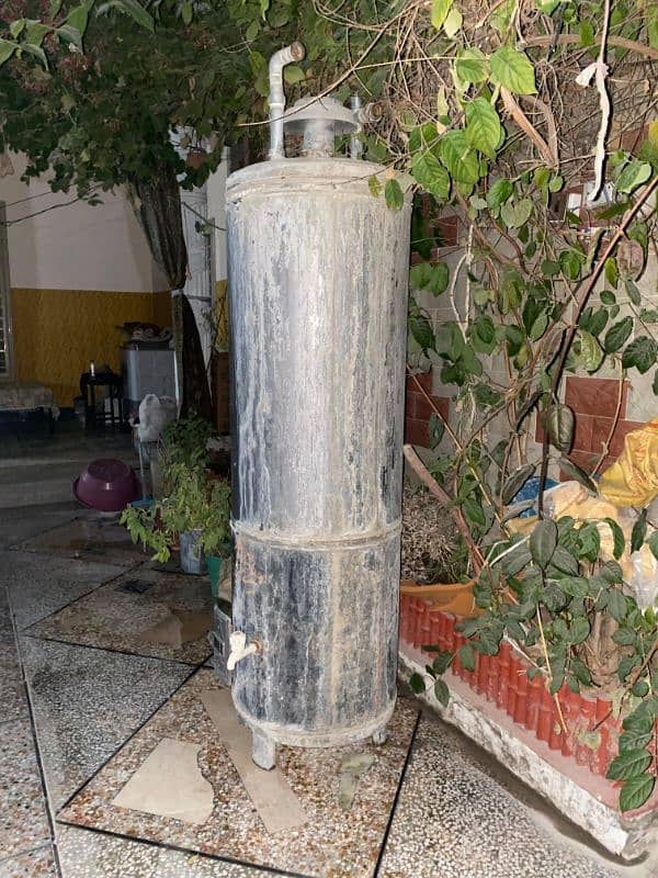 used geyser available in good condition 3