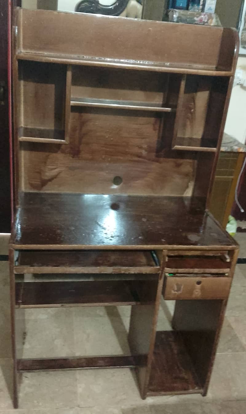 I want to sell Computer Table 0