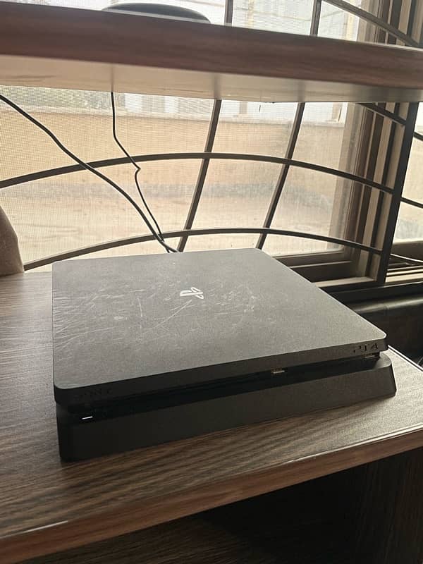 PS4 Slim 1