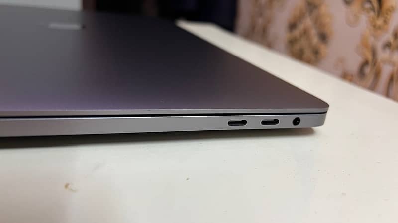 MacBook Pro i9 (2019-15”inch) 32/512 SSD, Graphics card 4GB 2