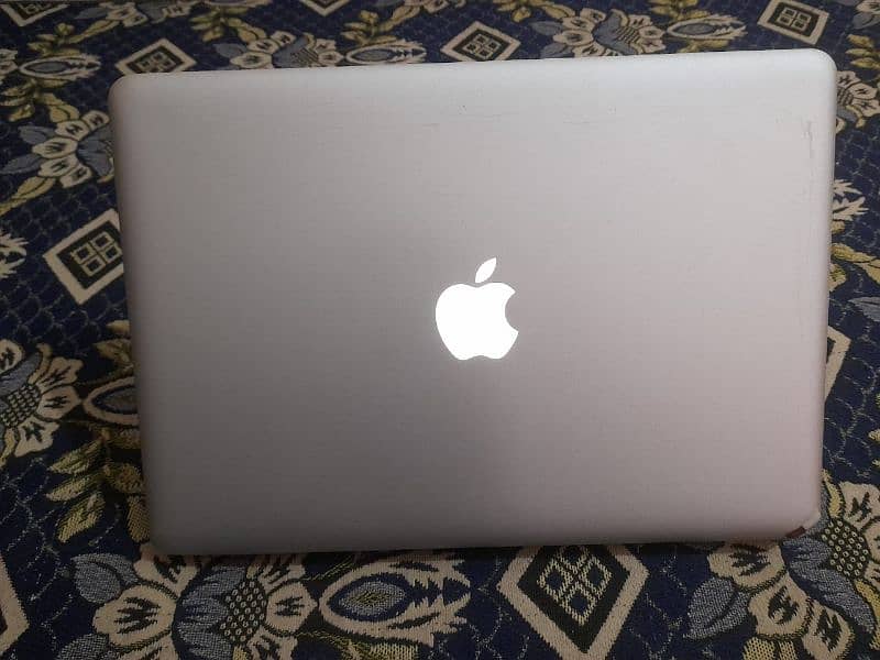 Apple laptop 1