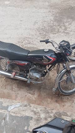 black colour honda 125 tyres new dalwaya ha dono condition all ok