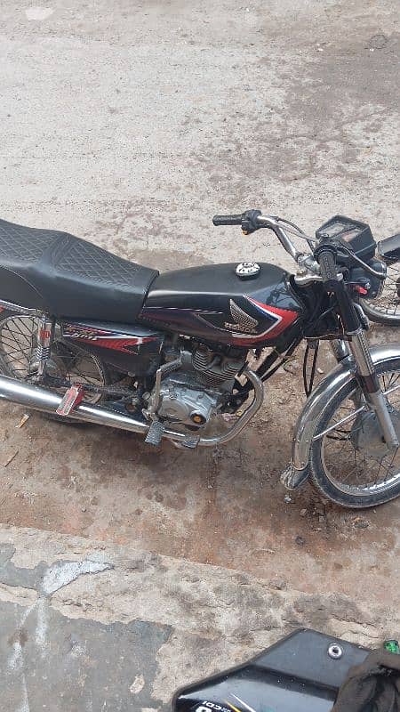 black colour honda 125 tyres new dalwaya ha dono condition all ok 0