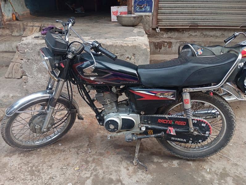 black colour honda 125 tyres new dalwaya ha dono condition all ok 1