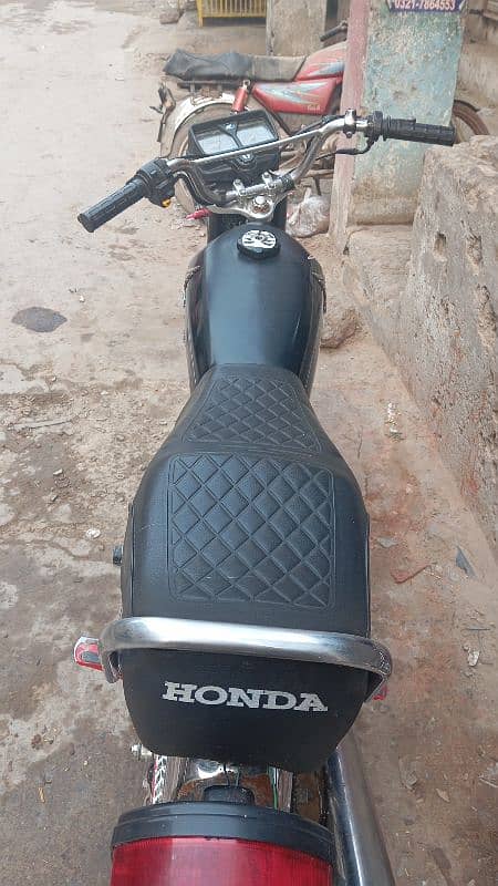 black colour honda 125 tyres new dalwaya ha dono condition all ok 2