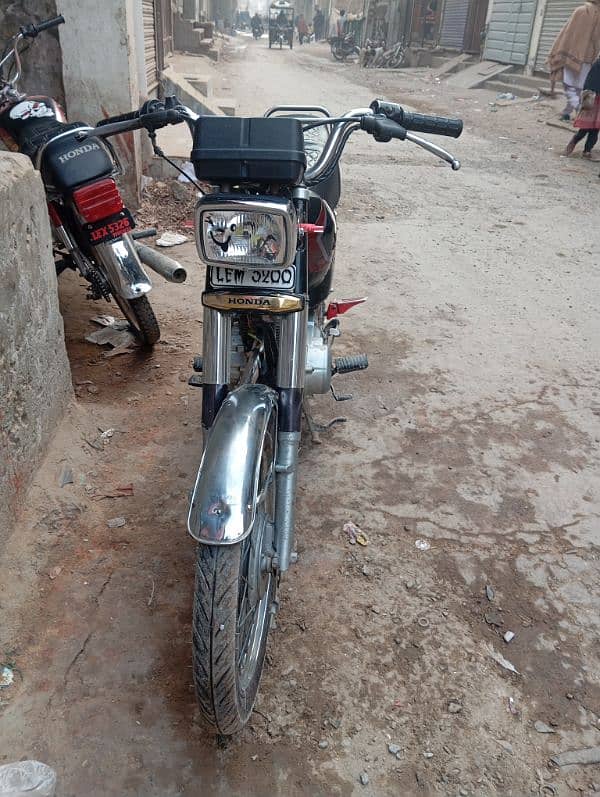 black colour honda 125 tyres new dalwaya ha dono condition all ok 3