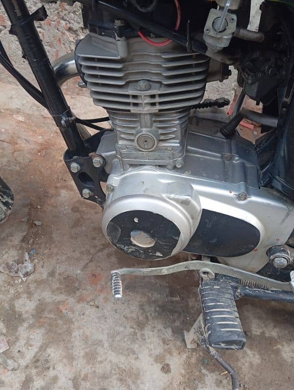 black colour honda 125 tyres new dalwaya ha dono condition all ok 4