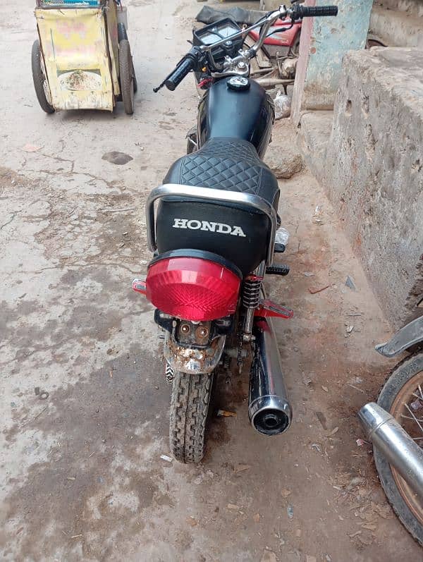 black colour honda 125 tyres new dalwaya ha dono condition all ok 5