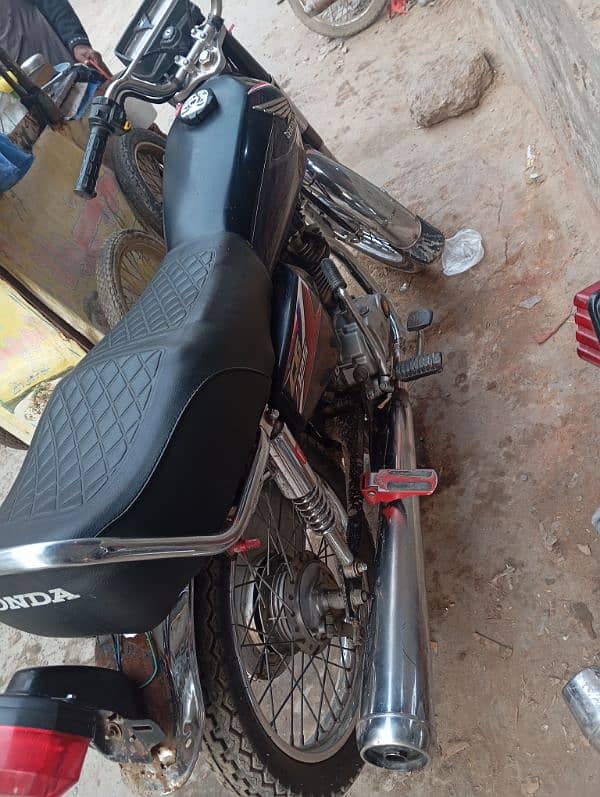 black colour honda 125 tyres new dalwaya ha dono condition all ok 6