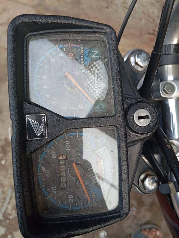 black colour honda 125 tyres new dalwaya ha dono condition all ok 7