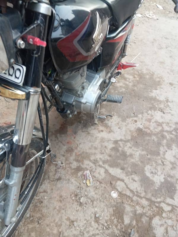 black colour honda 125 tyres new dalwaya ha dono condition all ok 8