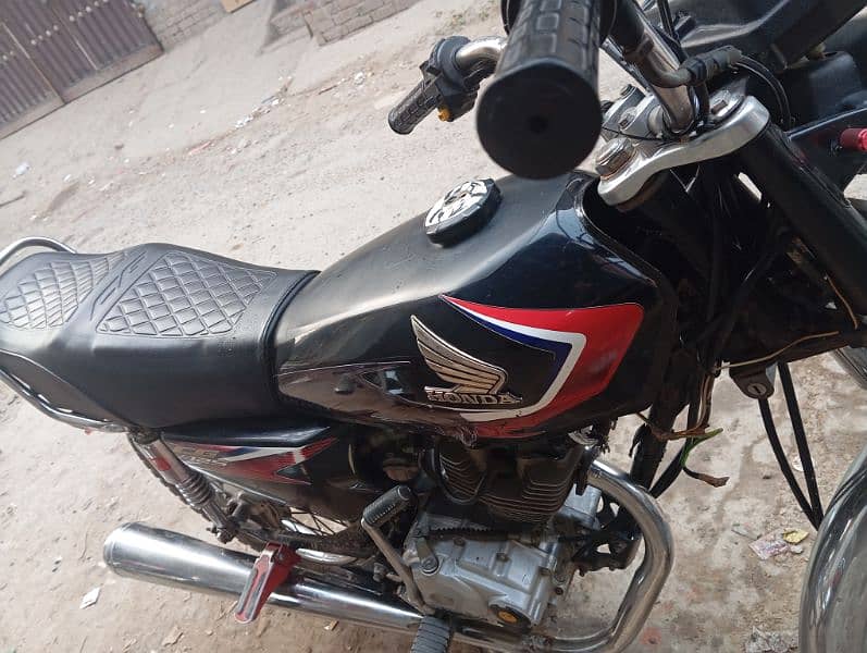 black colour honda 125 tyres new dalwaya ha dono condition all ok 9